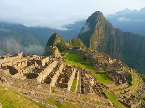 Las ruinas de machu picchu son una antigua  inca. la ciudadela estaba (was) dividida en tres sectore