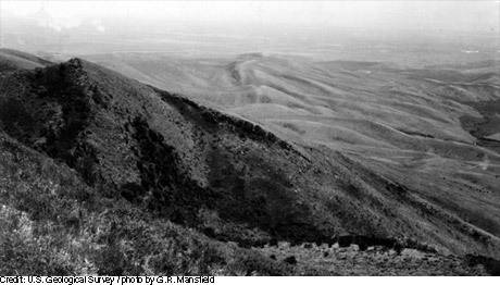 This photo displays . a monocline b. normal faults c. horsts and grabens d. anticlines and synclines