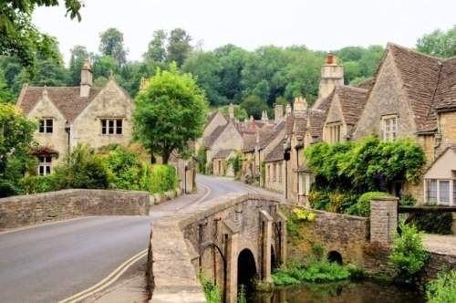 How would you describe this picture of a medieval england town?