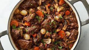 Below is an image of the dish Boeuf Bourginon. Write 3-5 sentences in French describing the ingredie