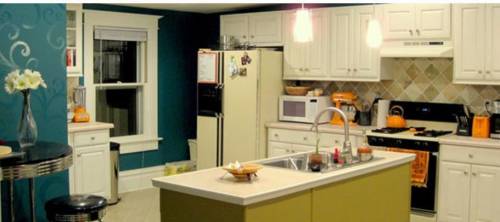 Look at the picture and write 10 items that you see in this kitchen. If there is a new vocabulary f
