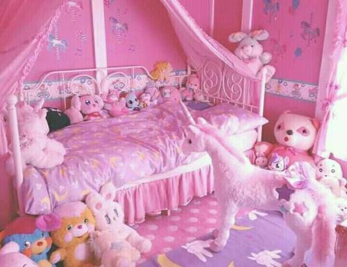 What are yalls aesthetics? mine are kidcore/indie kid and child pastel!!