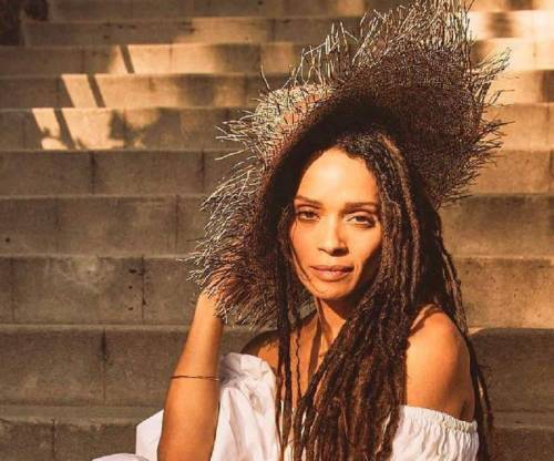 Look at thy friggen resembalence.
Lisa bonet: in hat Dixie D'Amelio
