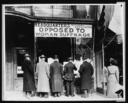 What does this photograph illustrate about the suffrage movement in the early 1900s?

A. 
More men